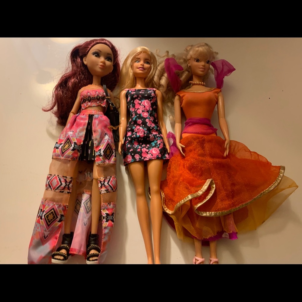 Five Barbie dolls five outfits